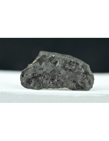 Tissint Martian Meteorite 1.993 g – Oriented with Flow Lines | meteori