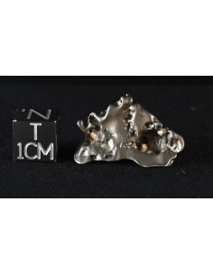 Golden Pallasite 9.36 g – Tubular Meteorite with Trapped Desert Grains 2