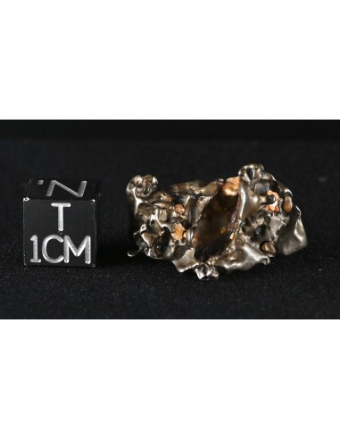 Golden Pallasite 9.36 g – Tubular Meteorite with Trapped Desert Grains