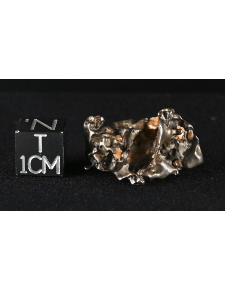 Golden Pallasite 9.36 g – Tubular Meteorite with Trapped Desert Grains
